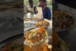 টালিগঞ্জ স্টেশন এ ঘুগনি মুড়ি খাওয়ার হিড়িক