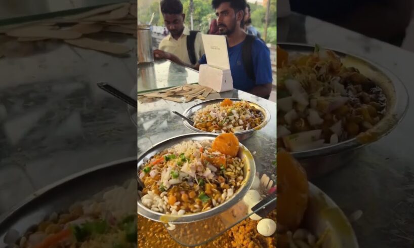 টালিগঞ্জ স্টেশন এ ঘুগনি মুড়ি খাওয়ার হিড়িক