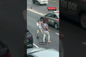 Nasty fight erupts on a busy Sydney road | 7NEWS