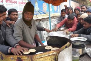 70 Years Old Kaka Wake Up Early Morning 5.30 am & Serving Delicious Paratha | India Street Food