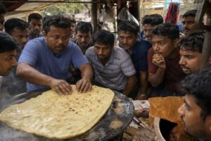 India's Craziest Dhone Pata Petai Porota Street Food | Massive Tawa Cooking in Kolkata