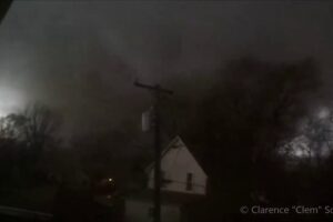 MAN FILMS MONSTER TORNADO HITTING HIS HOUSE! Fairdale IL #Tornado