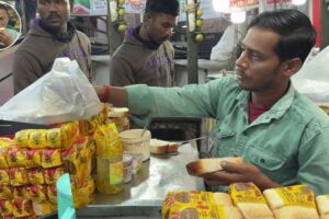 Sealdah Station er Pasei Panchas Bochorer Purono Butter Toast Chaa  Dokan