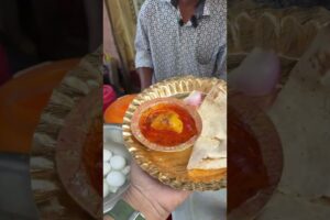 টোটো চালক ভোলা দা থেমে না থেকে স্ত্রী কে সাথে নিয়ে রুটি খাসির চর্বি আলুরদম বিক্রি করছেন