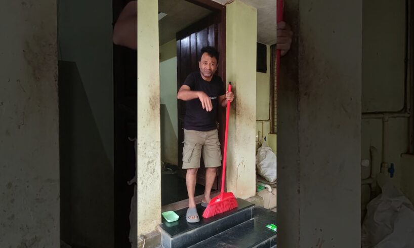 “Cat thought it was alone… surprise! DOG FIGHT 😳”