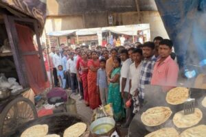 Crazy Indian Street Breakfast | Desi Man Making Tawa Paratha on the Roadside