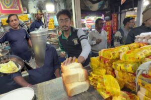 Early Morning Breakfast at Sealdah Station | Egg Toast & Hot Chai