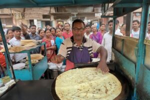 Nepal Da’s Famous Breakfast | Petai Parota at Shyamnagar | Street Food at Its Best