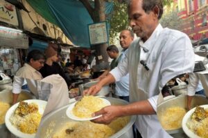 Sahi Biryani at Bankshall Court, Kolkata | Legendary Street Biryani Served in Huge Handis