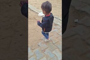 love roti khilao 🥰🐄✅ #cow #animals #food #trending #funny #cuteanimal #cute #cutebaby