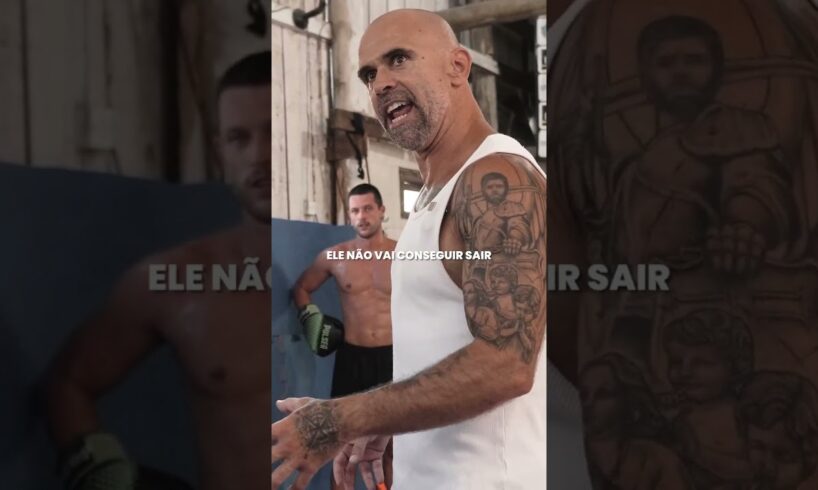 Você deve aprender a construir os seus golpes dentro da luta. O boxe dentro do MMA ajuda muito nisso