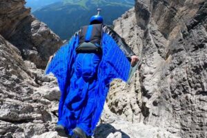 Wingsuit Flight - straight & steep line