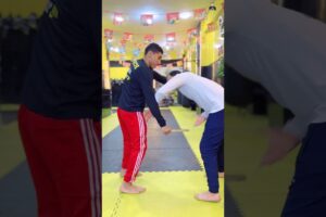 دافع عن نفسك لو شخص هيطعنك بسكين بالشكل ده 💪#دفاع_عن_النفس #قتال_الشوارع #رياضة #mma #فنون_قتال