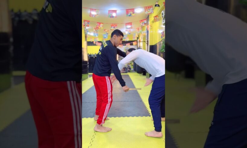 دافع عن نفسك لو شخص هيطعنك بسكين بالشكل ده 💪#دفاع_عن_النفس #قتال_الشوارع #رياضة #mma #فنون_قتال