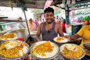 Bap Beta Serves Viral Muri Ghugni Plate ₹15 , Kolkata Park Circus Station Food