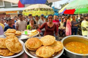 Hard Working Graduate Girl Rinki , মাকে সঙ্গে নিয়ে সকলকে গরম গরম নান খাওয়াচ্ছেন রিঙ্কী