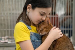 Nobody Could Handle This Aggressive Shelter Kitten… Until a Deaf Girl Walked In ❤️