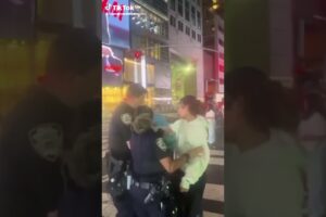 worldstar New York Hood chick gets mad at fights her boyfriend and police 😂