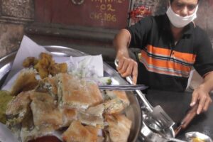 Mughlai Paratha @ 30 rs with Salad -Sauce & Potato Curry - Top Place to Eat Tasty Street Food