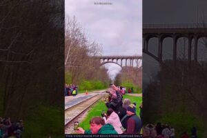 Poor family people are flocking to see the old-fashioned train❔😱