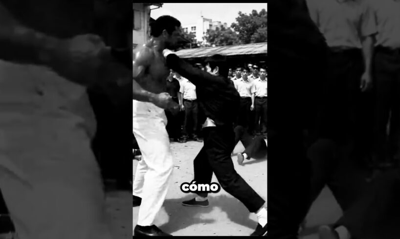 ¡El épico nocaut de Bruce Lee con una patada voladora contra un luchador gigante🥋💥