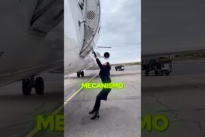 La puerta del avión puede ser difícil de abrir!