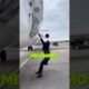 La puerta del avión puede ser difícil de abrir!